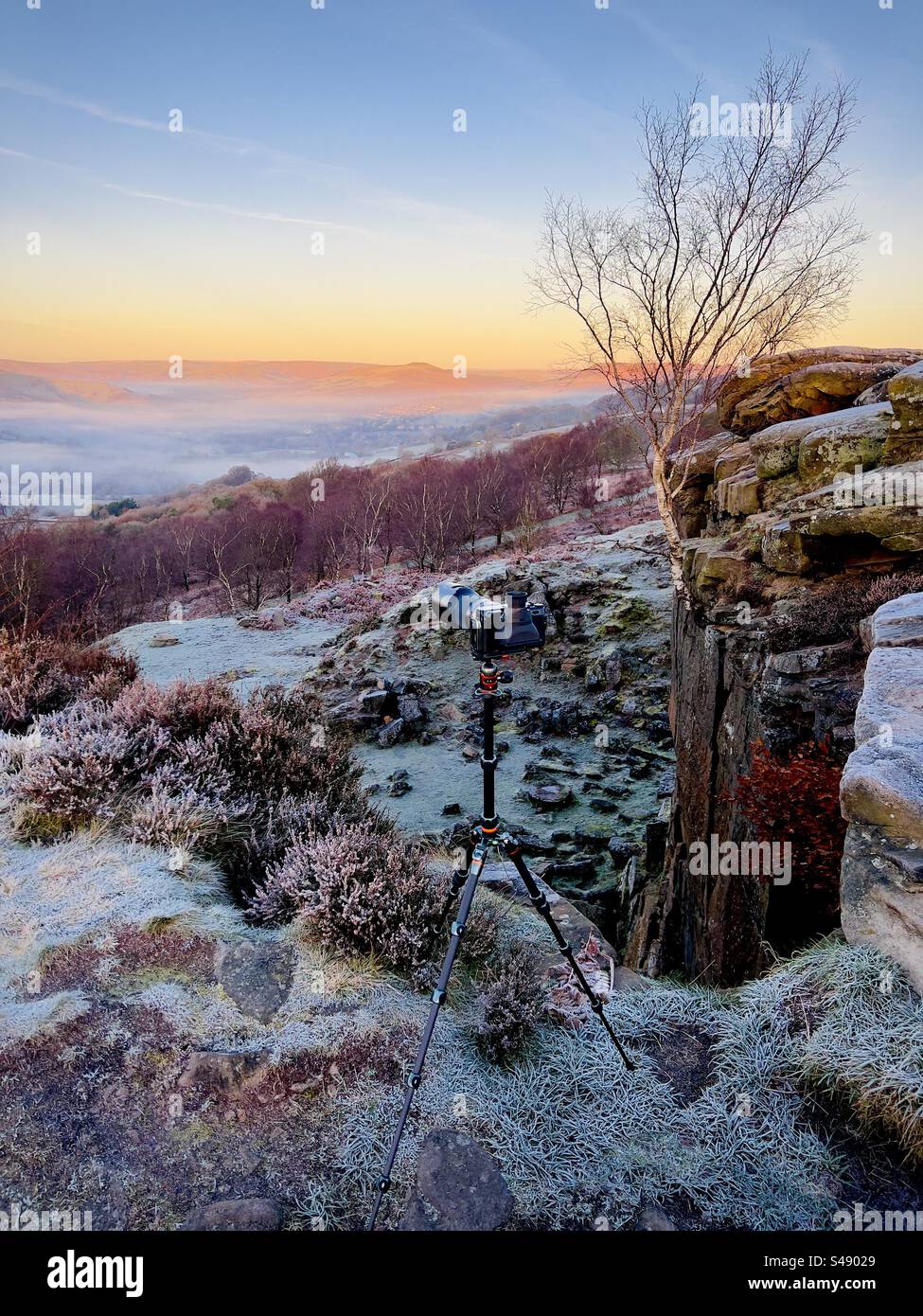 Camera and tripod setup for taking photograph of dawn on a frosty winter morning at Surprise View, Hathersage, Peak District, UK - Smartphone Captured Stock Image