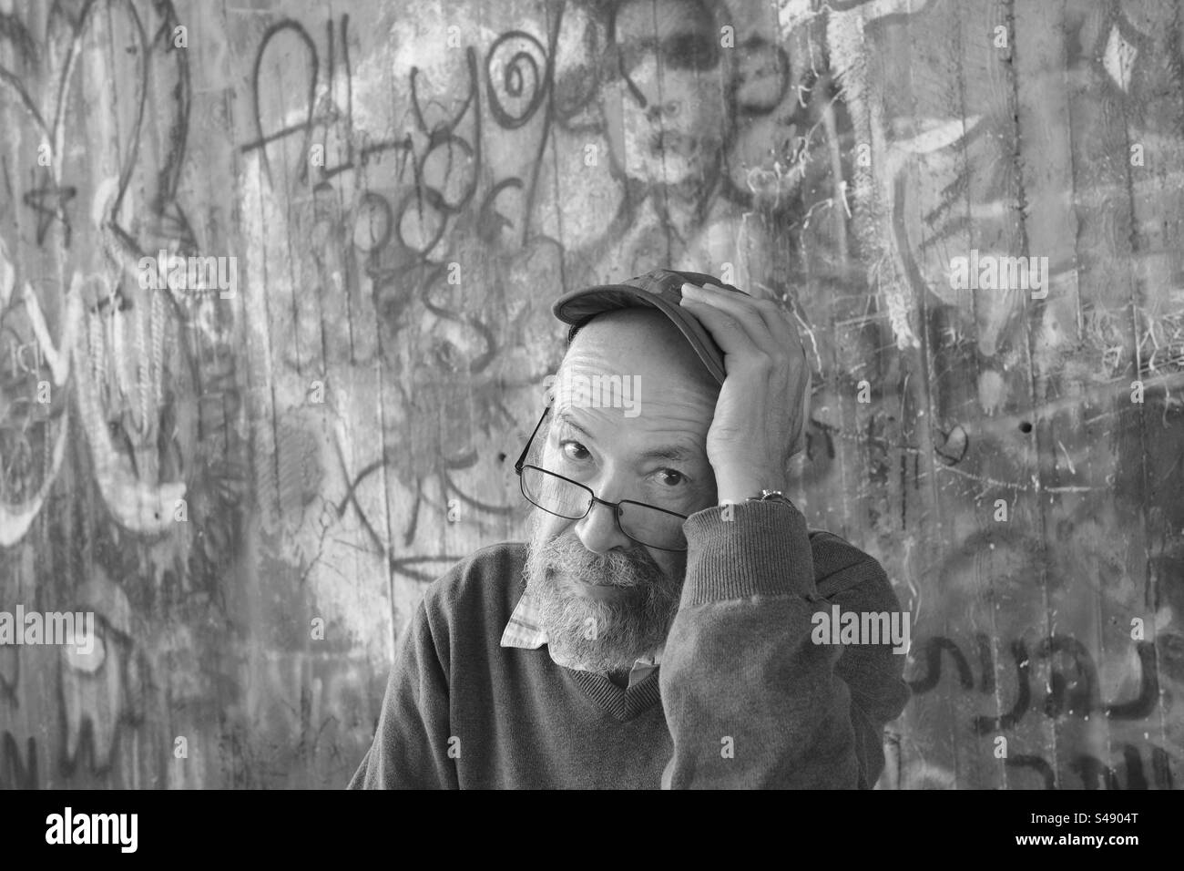 Monochrome Portrait of senior man against graffiti wall Stock Photo