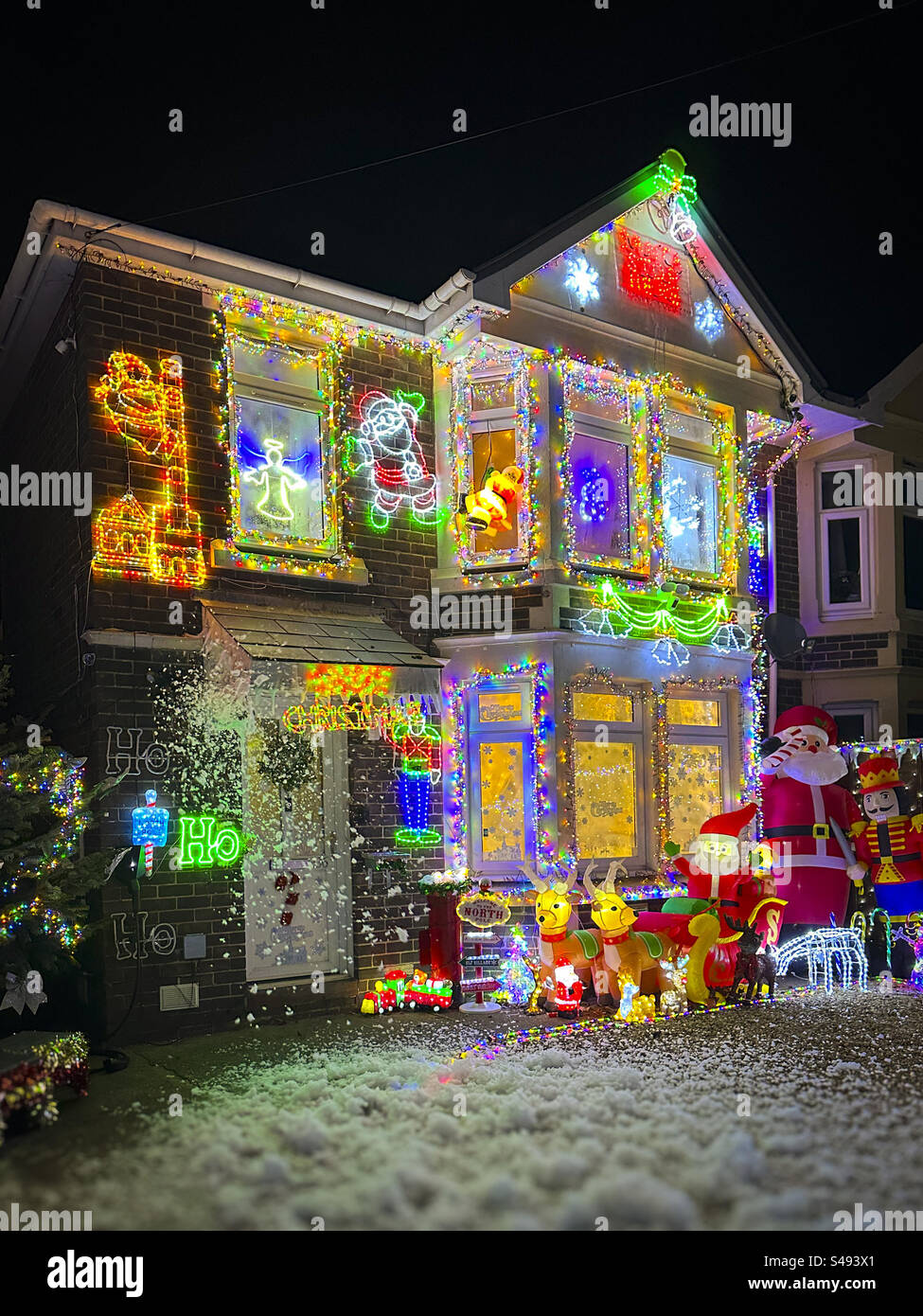 Festively decorated home exterior for Christmas, holiday lifestyle scene : Phillip Roberts - Smartphone Captured Stock Image