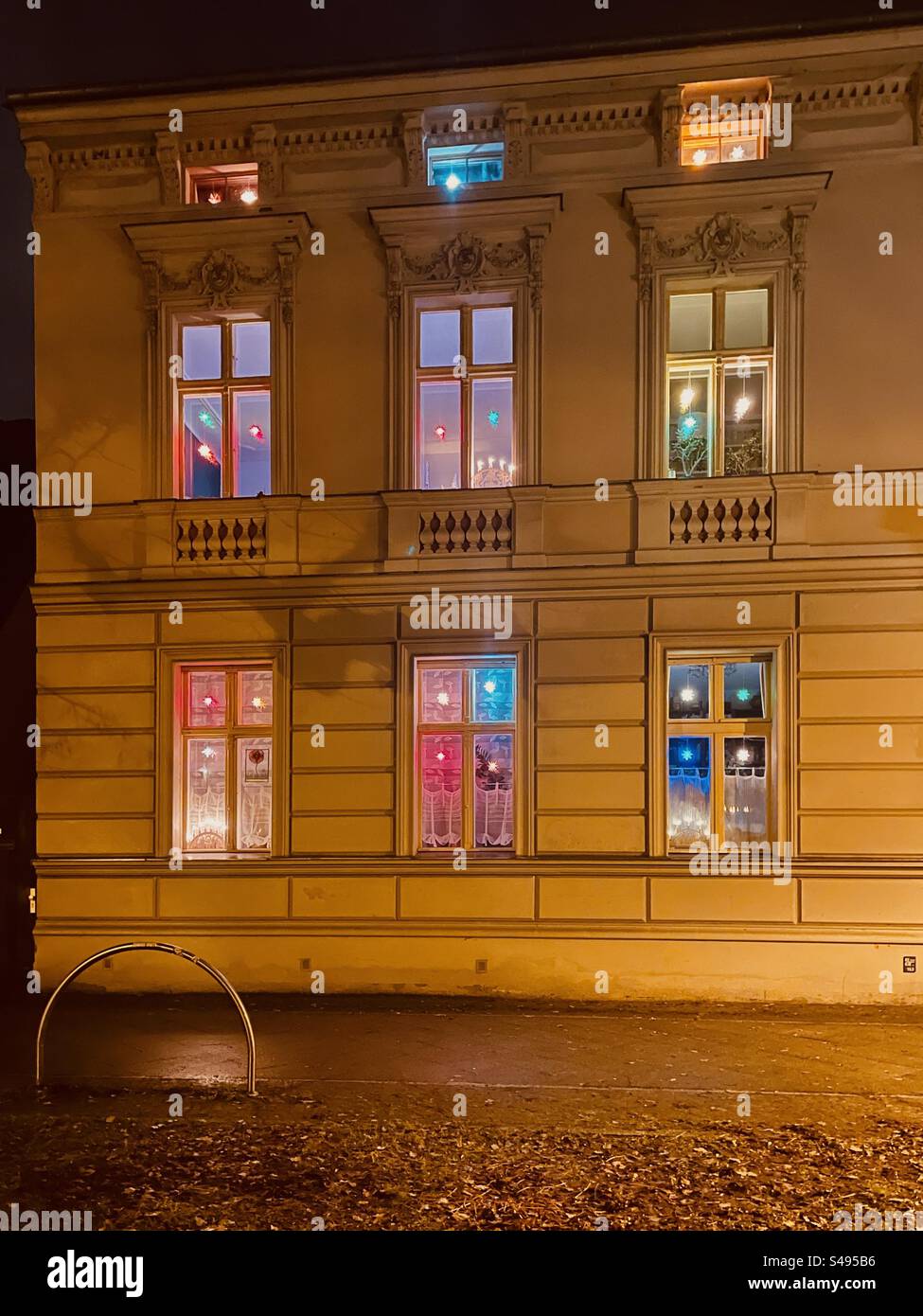 Weihnachtliche Fenster im Altbauhaus in Potsdam Babelsberg. Sterne leuchten in vielen verschiedenen Farben. Stock Photo