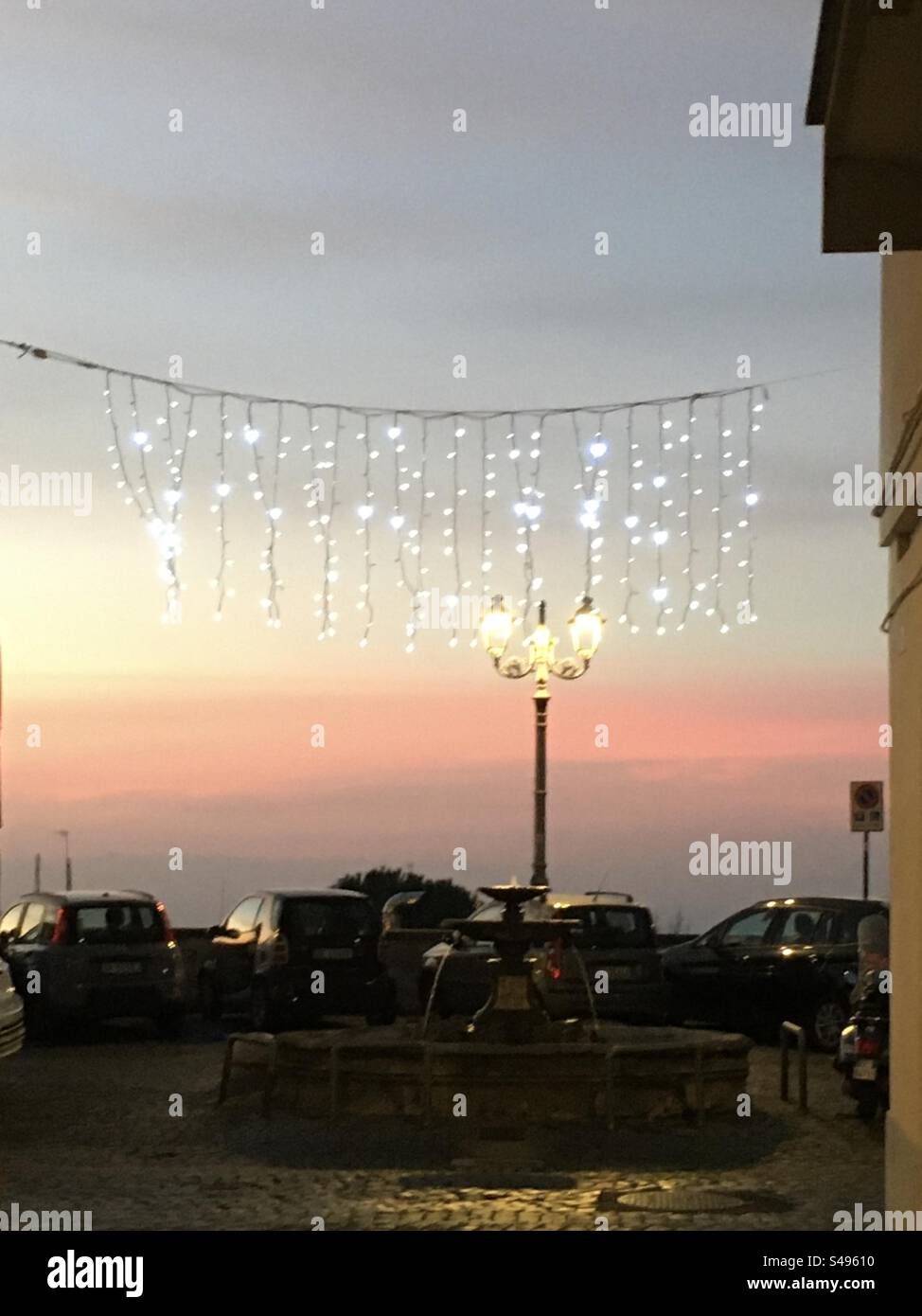 Lampione e luci natalizie al tramonto - Smartphone Captured Stock Image