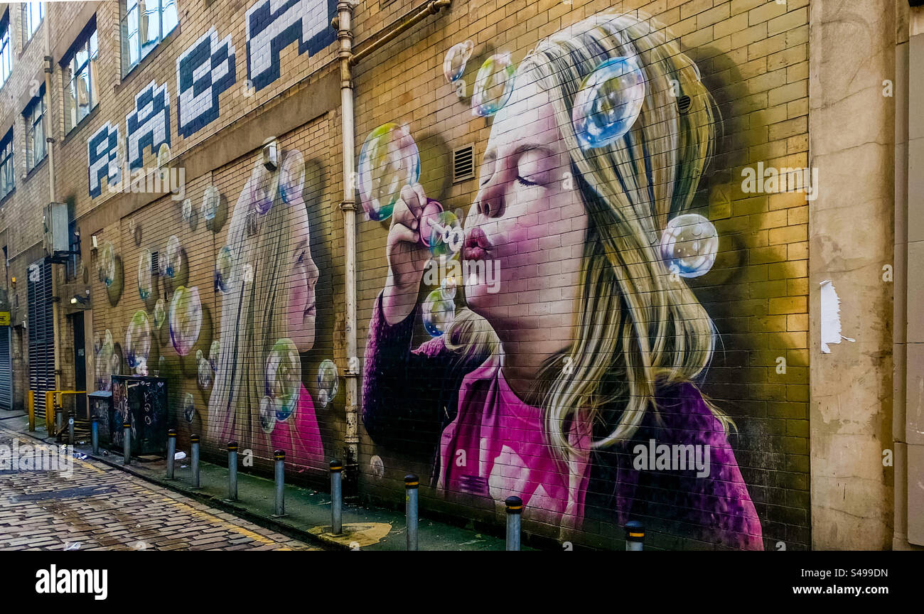 Girls blowing bubbles. Wall art in Renfield lane, Glasgow. Stock Photo