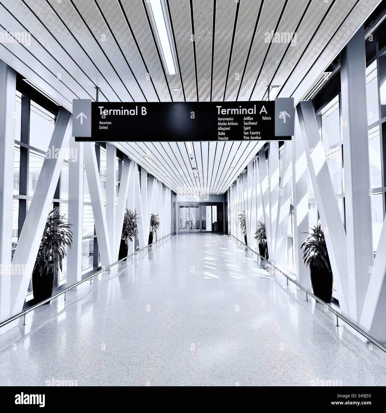 San Antonio, Texas, USA: Footbridge at the San Antonio International ...