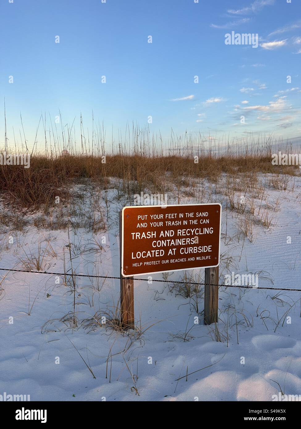 Environmental sign on Florida white sand beach Stock Photo - Alamy