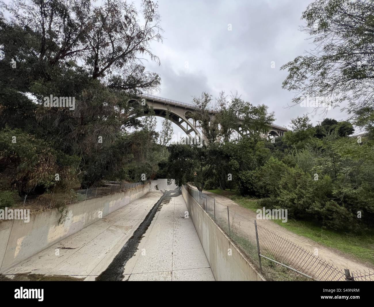 Wide view, Colorado Street Bridge over the Arroyo Seco river, Pasadena, in southern California, on an overcast day Stock Photo