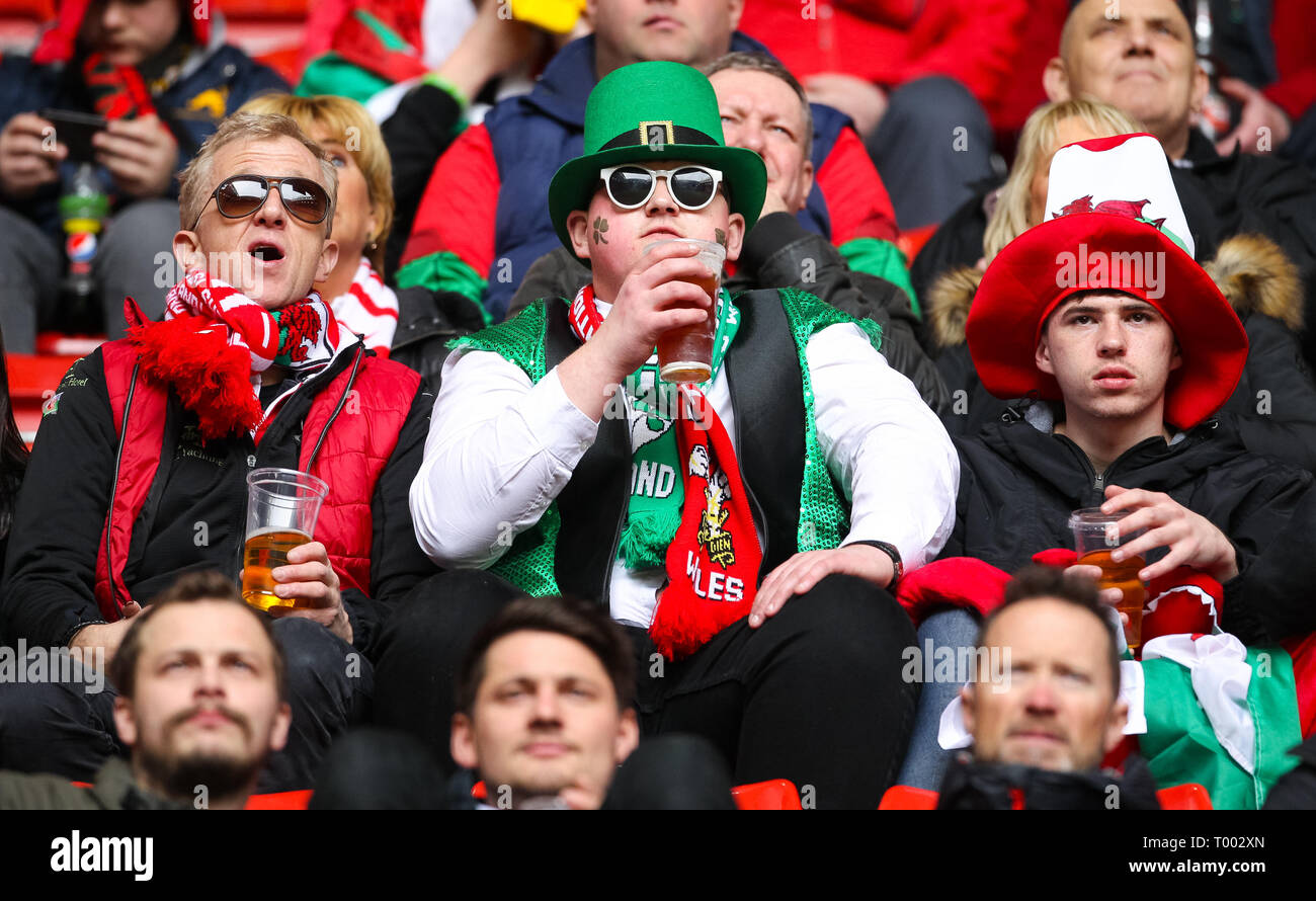 Преданный болельщик. Фанаты фифа мем. Преданные фанаты. Преданный болельщик. Болельщики ливерпуля.