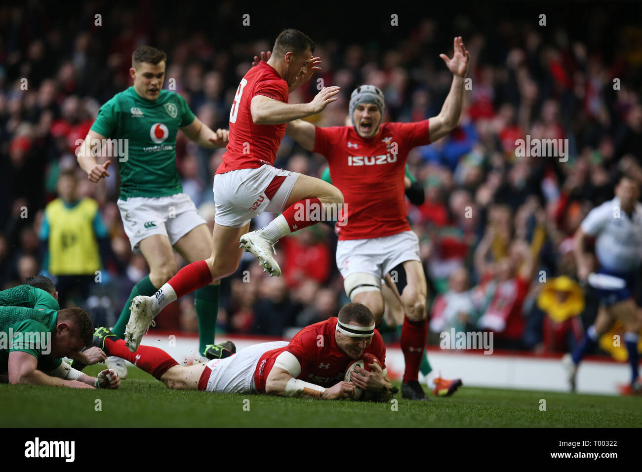 Cardiff Uk 16th March 2019 Hadleigh Parkes Of Wales Scores His Teams 1st Try Wales V