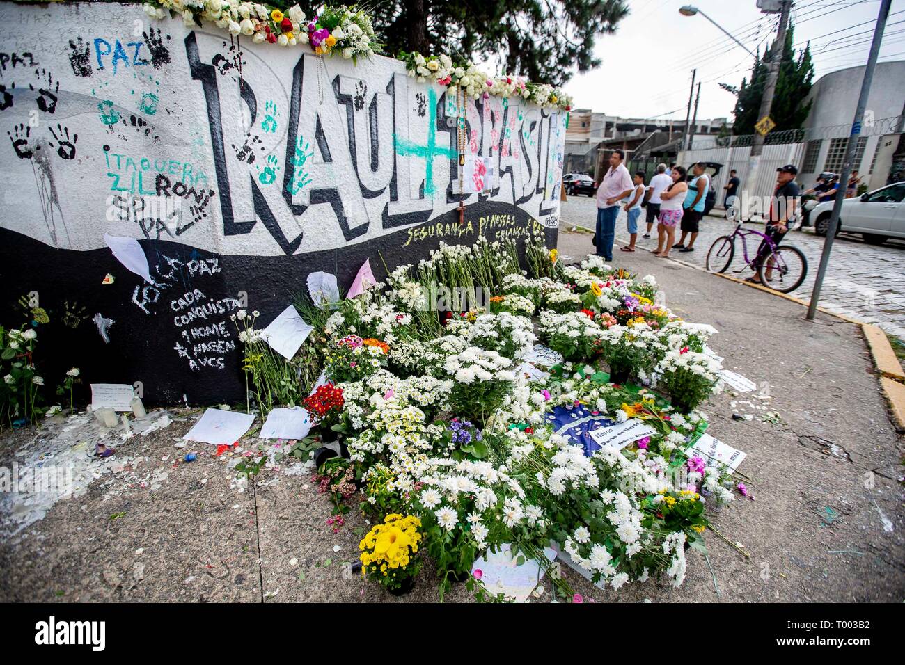 Sao Paulo, Brazil. 16th March 2019. SP - Sao Paulo - 03/16/2019 - Movement State School Raul Brasil - Movement in front of Raul Brasil State School in the city of Suzano region of Sao Paulo, 3 days after the massacre that left 10 dead and several injured. People continue to pay homage to the victims, with prayers, flowers or the handprints of Maoes printed with colored paint on the school wall, which has become a symbol of solidarity throughout the days. Credit: AGIF/Alamy Live News Stock Photo