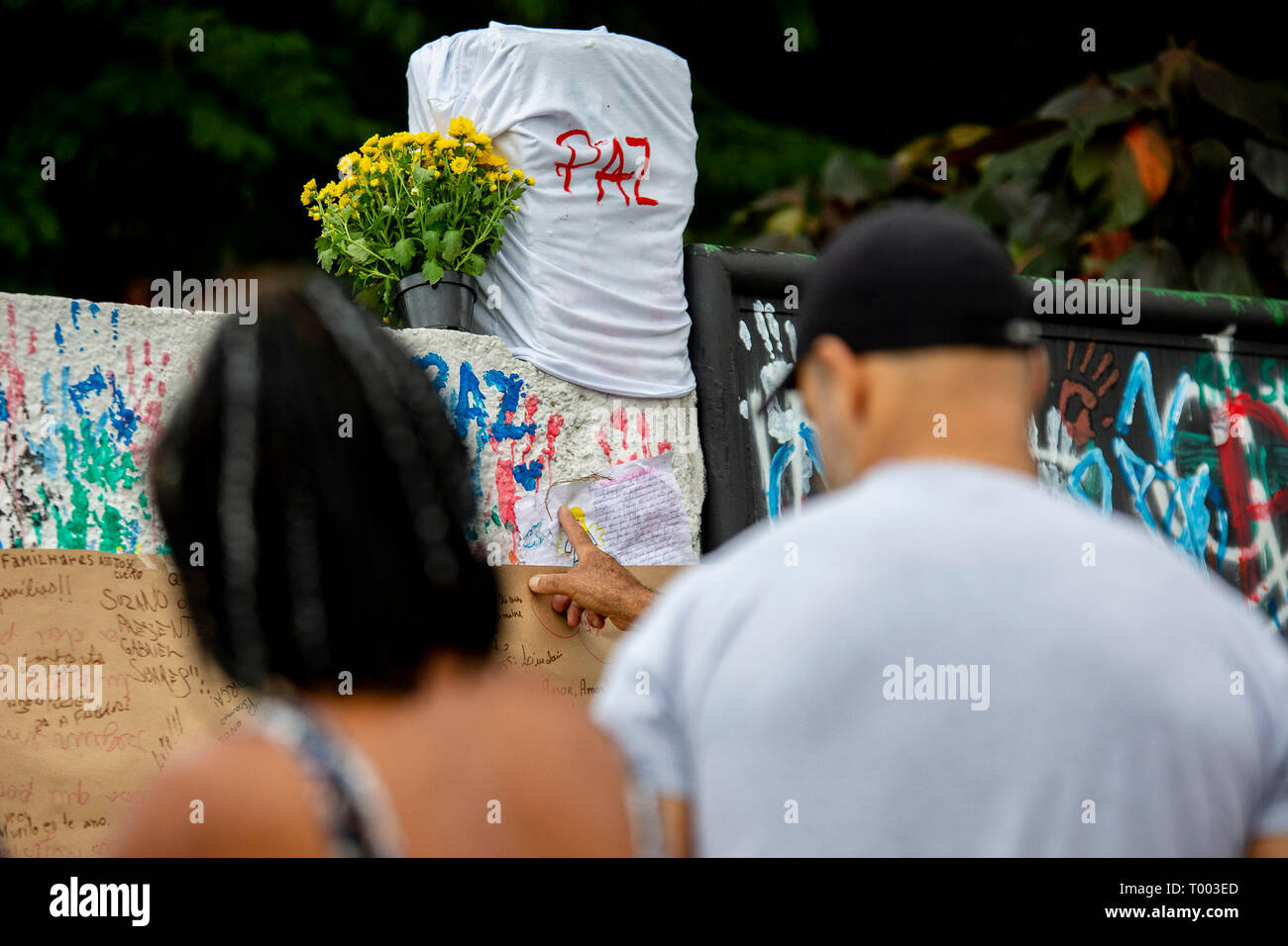 Sao Paulo, Brazil. 16th March 2019. SP - Sao Paulo - 03/16/2019 - Movement State School Raul Brasil - Movement in front of Raul Brasil State School in the city of Suzano region of Sao Paulo, 3 days after the massacre that left 10 dead and several injured. People continue to pay homage to the victims, with prayers, flowers or the handprints of Maoes printed with colored paint on the school wall, which has become a symbol of solidarity throughout the days. Photo: Suamy Beydoun / AGIF Stock Photo