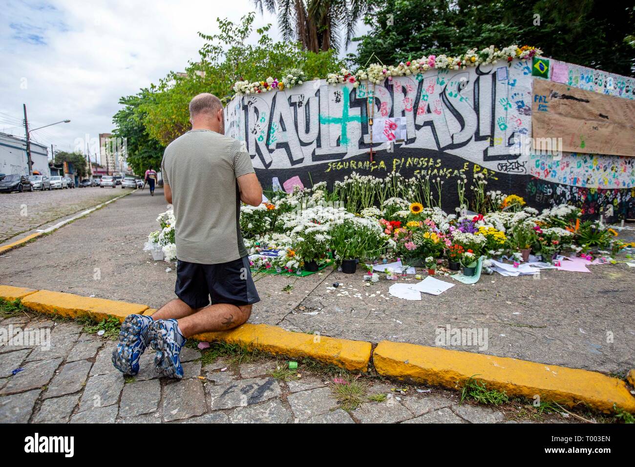 Sao Paulo, Brazil. 16th March 2019. SP - Sao Paulo - 03/16/2019 - Movement State School Raul Brasil - Movement in front of Raul Brasil State School in the city of Suzano region of Sao Paulo, 3 days after the massacre that left 10 dead and several injured. People continue to pay homage to the victims, with prayers, flowers or the handprints of Maoes printed with colored paint on the school wall, which has become a symbol of solidarity throughout the days. Photo: Suamy Beydoun / AGIF Stock Photo