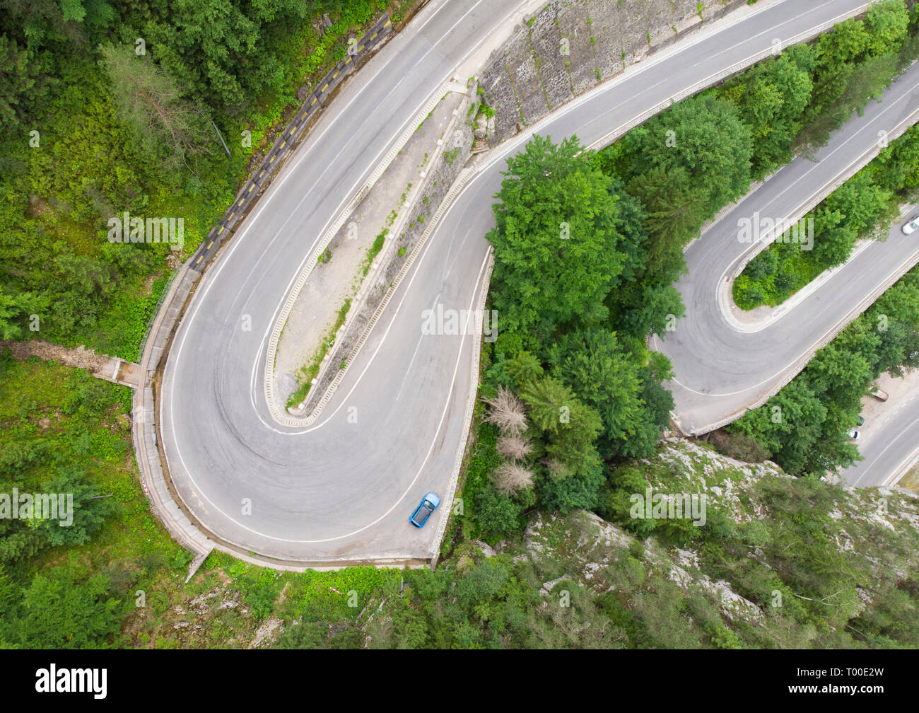Aerial view cars passing curvy hi-res stock photography and images - Alamy