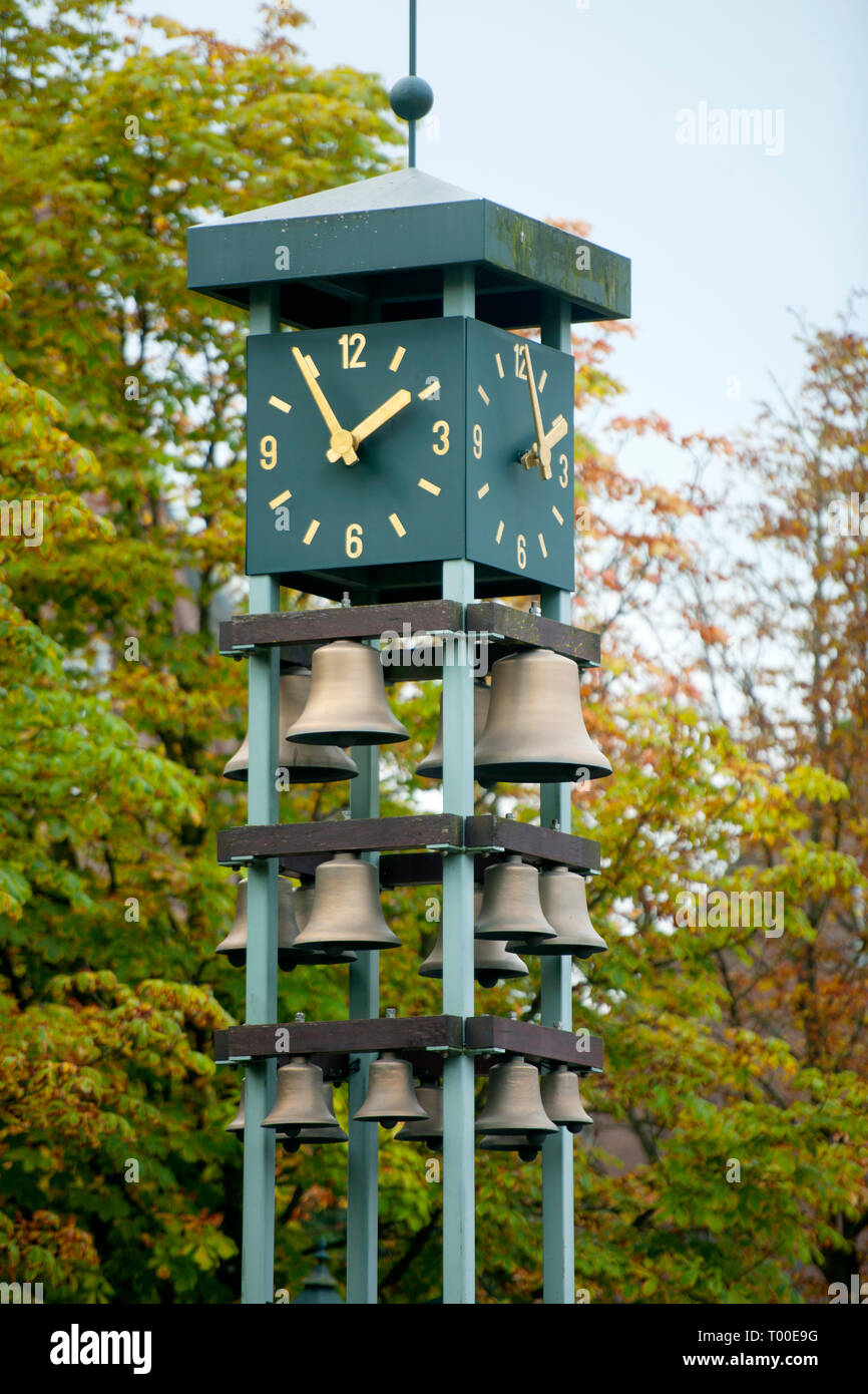 Deutschland, Nordrhein-Westfalen, Kreis Kleve, Goch, Am Markt, Glockenspiel  mit Uhr auf dem Marktplatz Stock Photo - Alamy