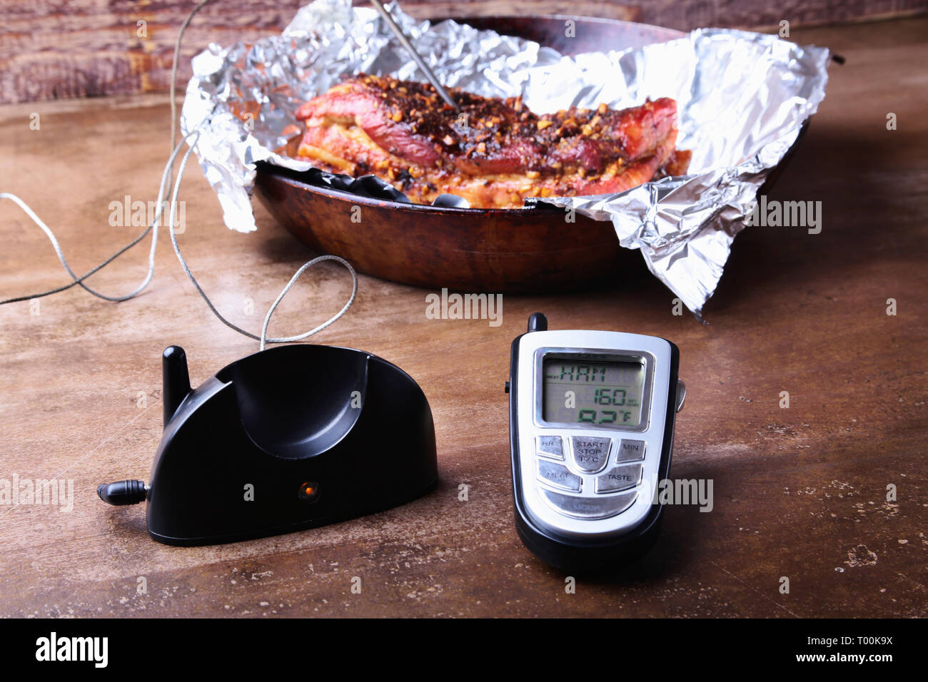 Measuring internal temperature of oven baked chicken. Meat / instant-read  thermometer to measure food safe temperature. Whole chicken in black pan  Stock Photo - Alamy