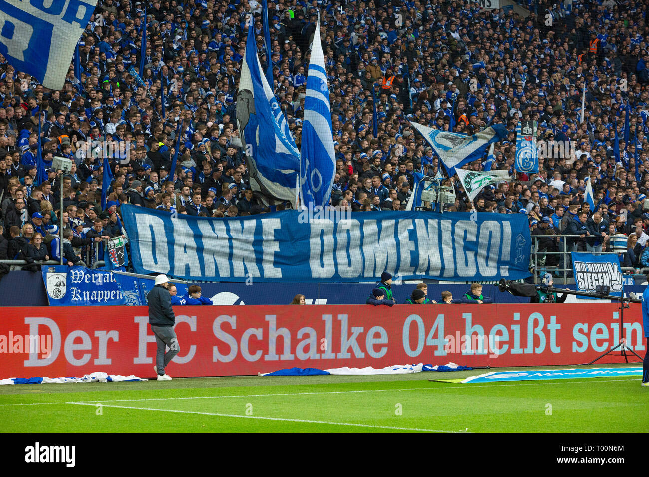 sports, football, Bundesliga, 2018/2019, FC Schalke 04 vs RB Leipzig 0-1, Veltins Arena Gelsenkirchen, football fans of Schalke present a banner with words of thanks to the former head coach Domenico Tedesco (S04), DFL REGULATIONS PROHIBIT ANY USE OF PHOTOGRAPHS AS IMAGE SEQUENCES AND/OR QUASI-VIDEO Stock Photo