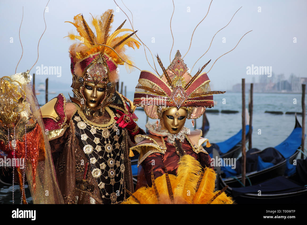 Masked couple gondola venice hi-res stock photography and images - Alamy