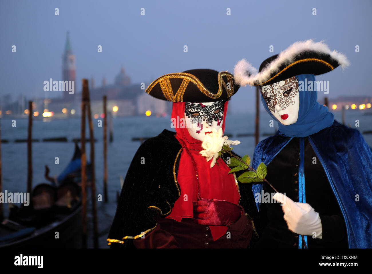 Masked couple gondola venice hi-res stock photography and images - Alamy