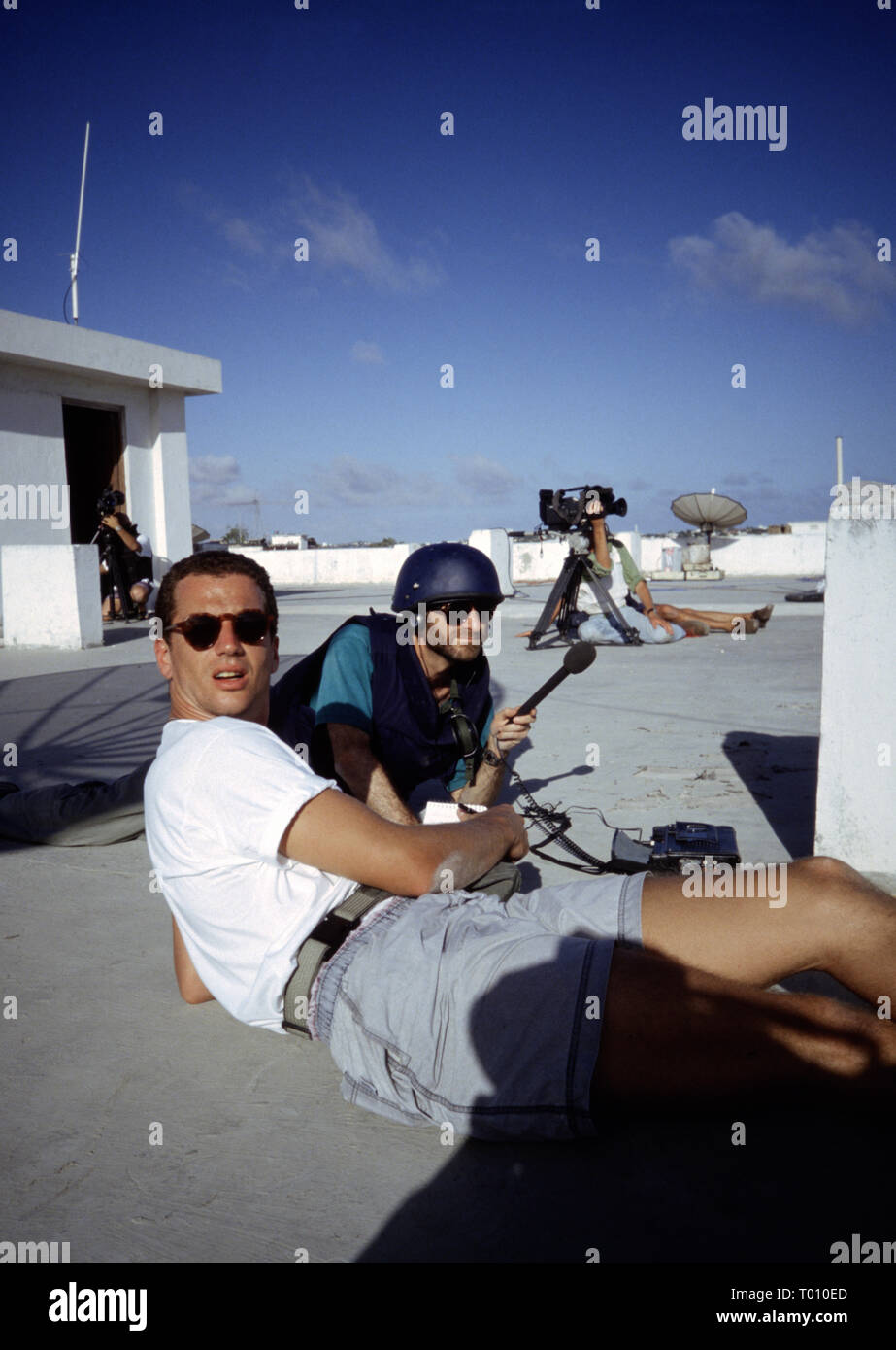 25th October 1993 Members of the media lie low on the roof of the Sahafi Hotel as a fire-fight rages at the K4 roundabout in Mogadishu, Somalia. Stock Photo