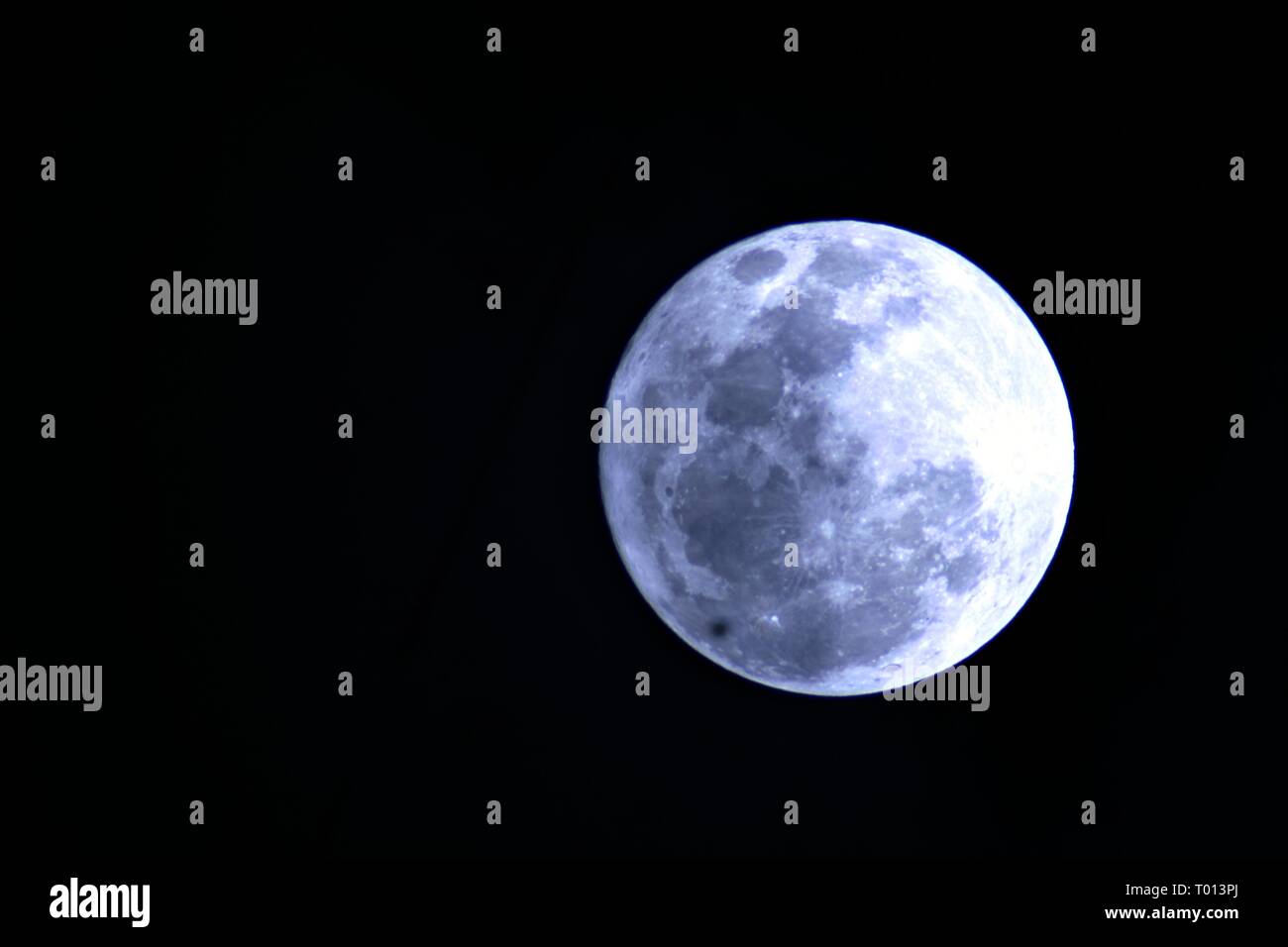 Image of a full moon against a black background Stock Photo - Alamy