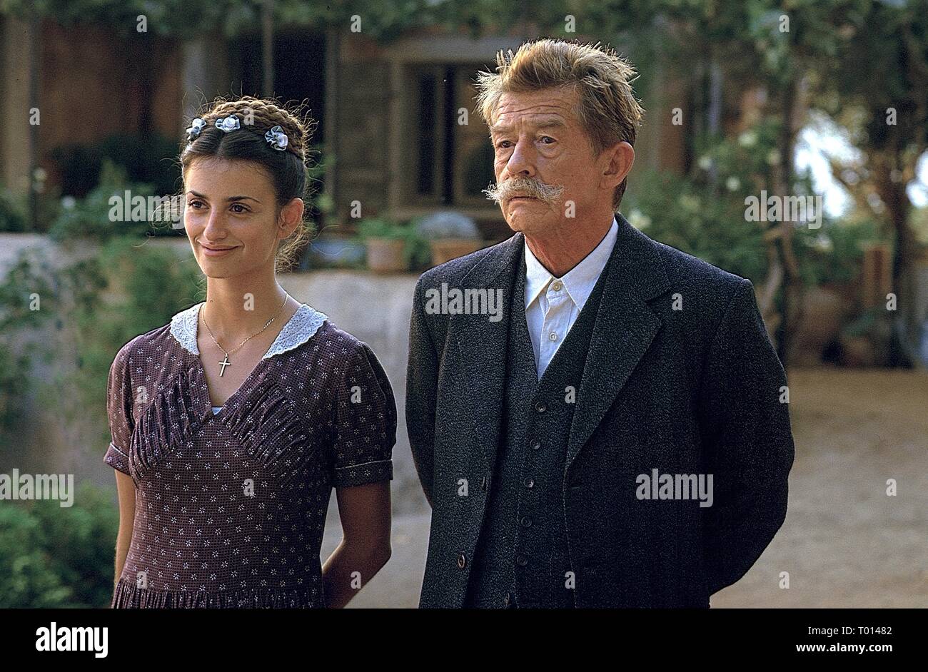 PENELOPE CRUZ, JOHN HURT, CAPTAIN CORELLI'S MANDOLIN, 2001 Stock Photo -  Alamy