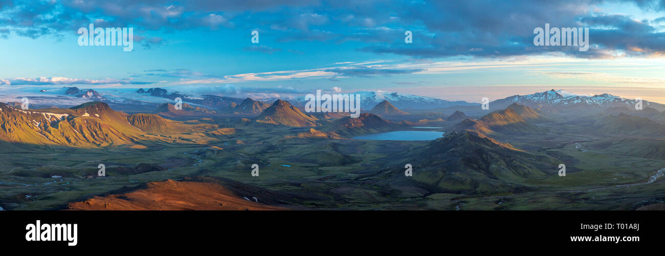 Evening view over the mountains and lake at Alftavatn, from Jokultungur on the Laugavegur hiking trail. Central Highlands, Sudhurland, Iceland. Stock Photo