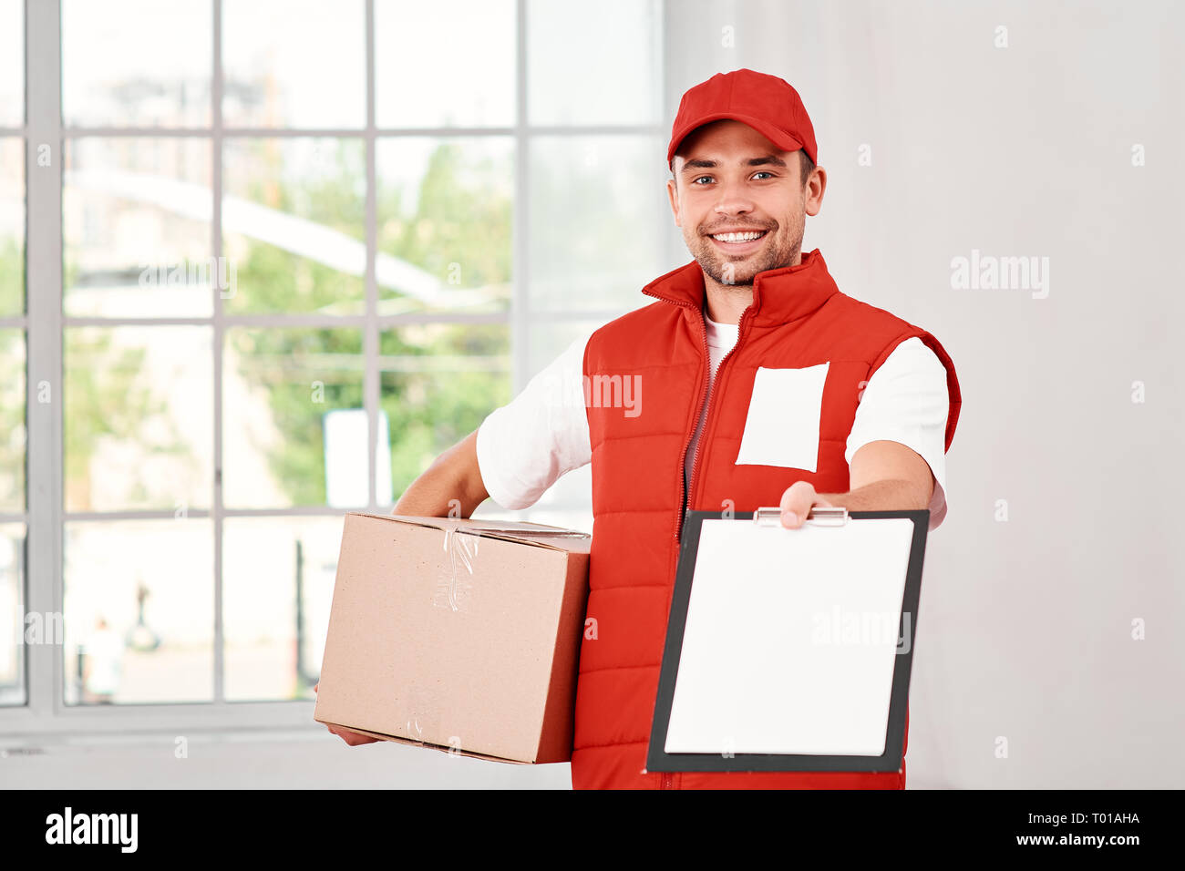 Доставщик на машине. Курьер внешний вид. Сумка курьера. Курьер. Курьер стоит на месте.