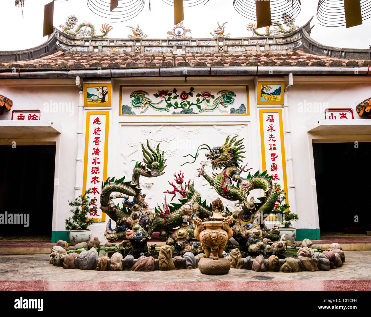 Chinese dragon fountain hi-res stock photography and images - Alamy