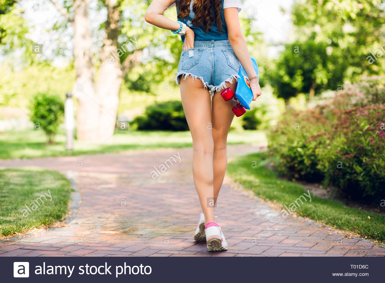 girls walking in short shorts