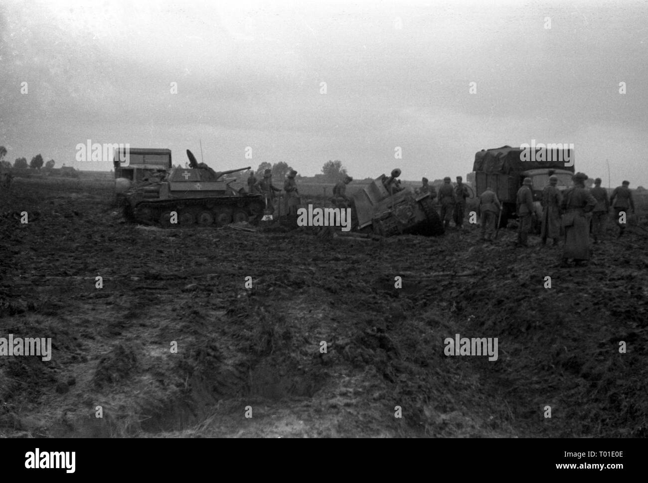 Wehrmacht Heer Ostfront mit Panzer II (Puma Turm KWK 39 5 cm) und  Panzerjäger Marder II -