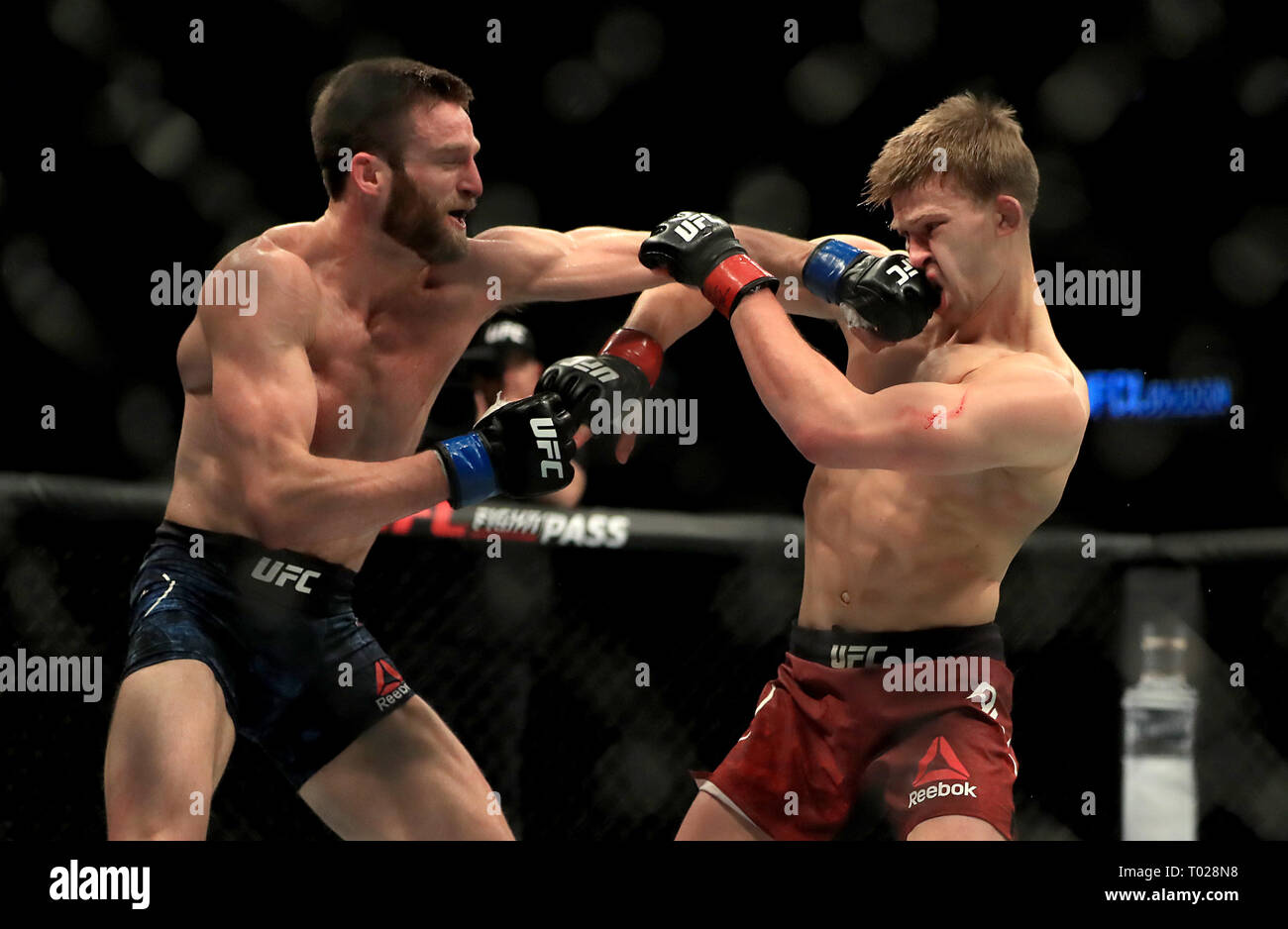 Arnold Allen (right) and Jordan Rinaldi in action during their  Featherweight bout during UFC Fight Night 147 at The O2 Arena, London Stock  Photo - Alamy