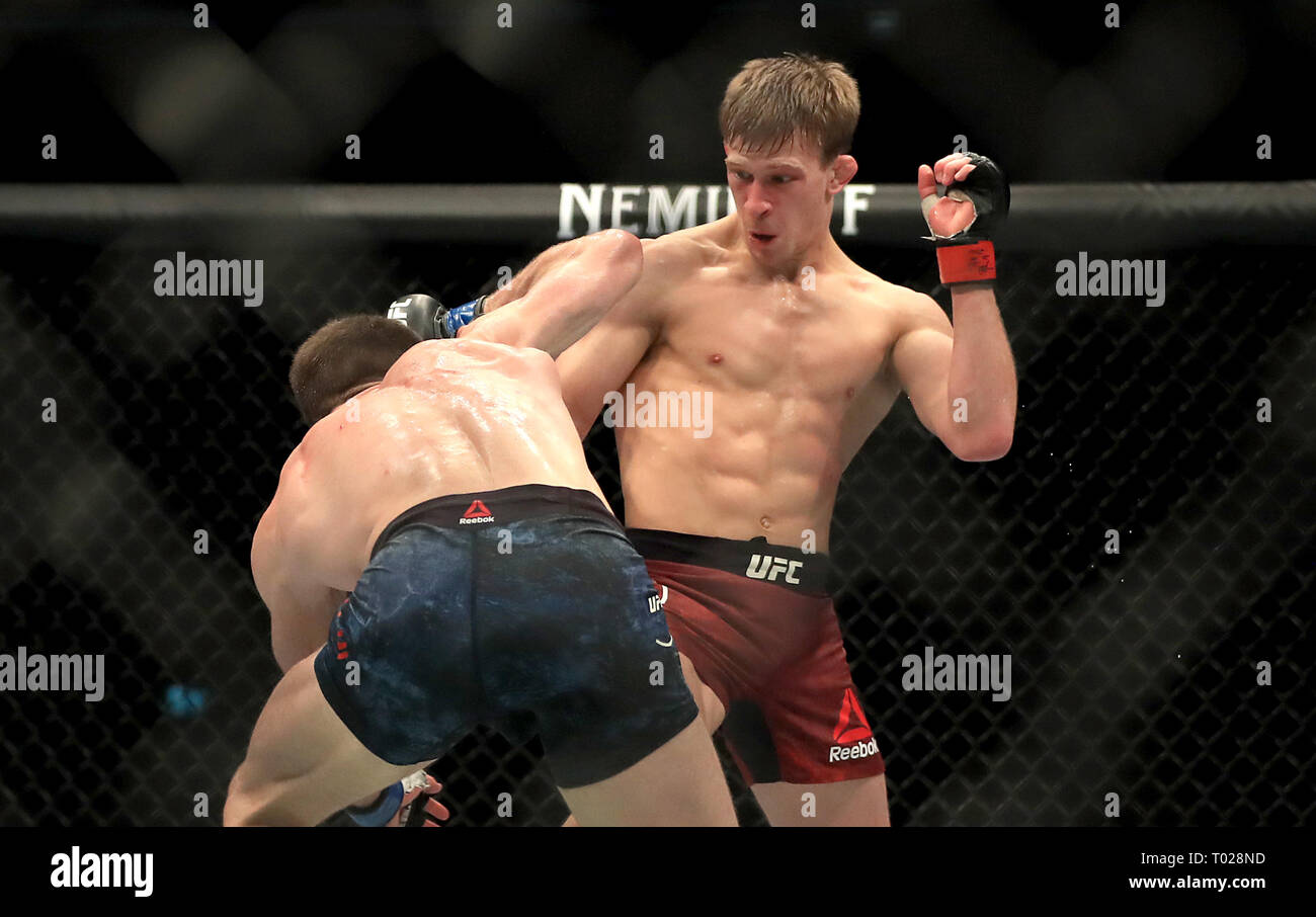 Arnold Allen (right) and Jordan Rinaldi in action during their  Featherweight bout during UFC Fight Night 147 at The O2 Arena, London Stock  Photo - Alamy