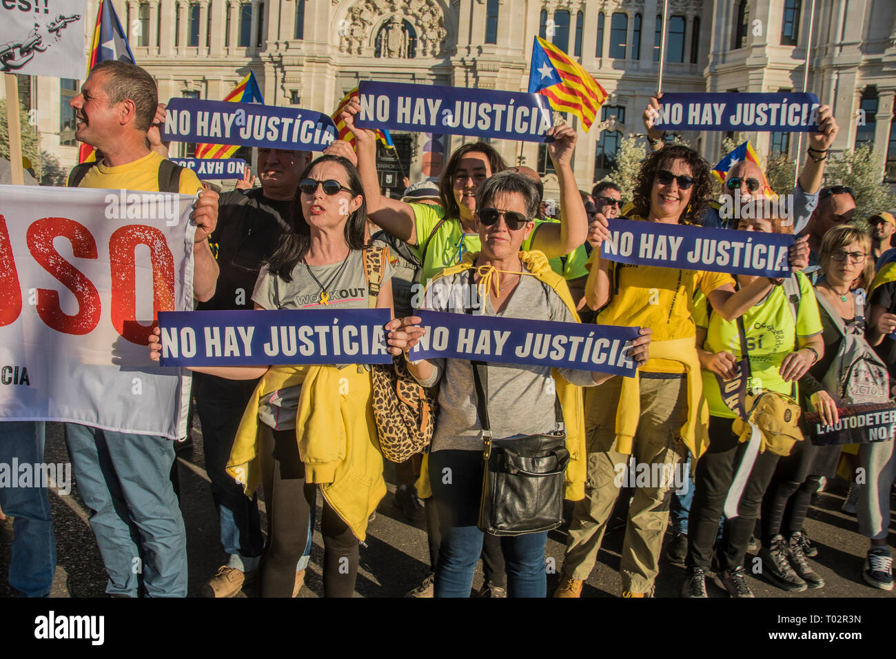 Madrid, Spain. 16th March 2019. people with a placard in blue color ¨there is no justice¨. Thousands of independent catalonian people march in Madrid to renew and claim their rights to self-determination. Credit: Alberto Sibaja Ramírez/Alamy Live News Stock Photo