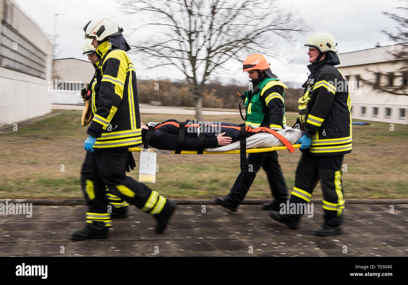 Speyer, Germany. 16th Mar, 2019. Firefighters carry an injured person during an exercise. The police headquarters Rheinpfalz, together with the fire brigade of the Rhein-Pfalz district and the rescue service Vorderpfalz, carry out an exercise to cope with a 'life-threatening situation'. Around 200 task forces are involved in this full exercise. Credit: Andreas Arnold/dpa/Alamy Live News Stock Photo