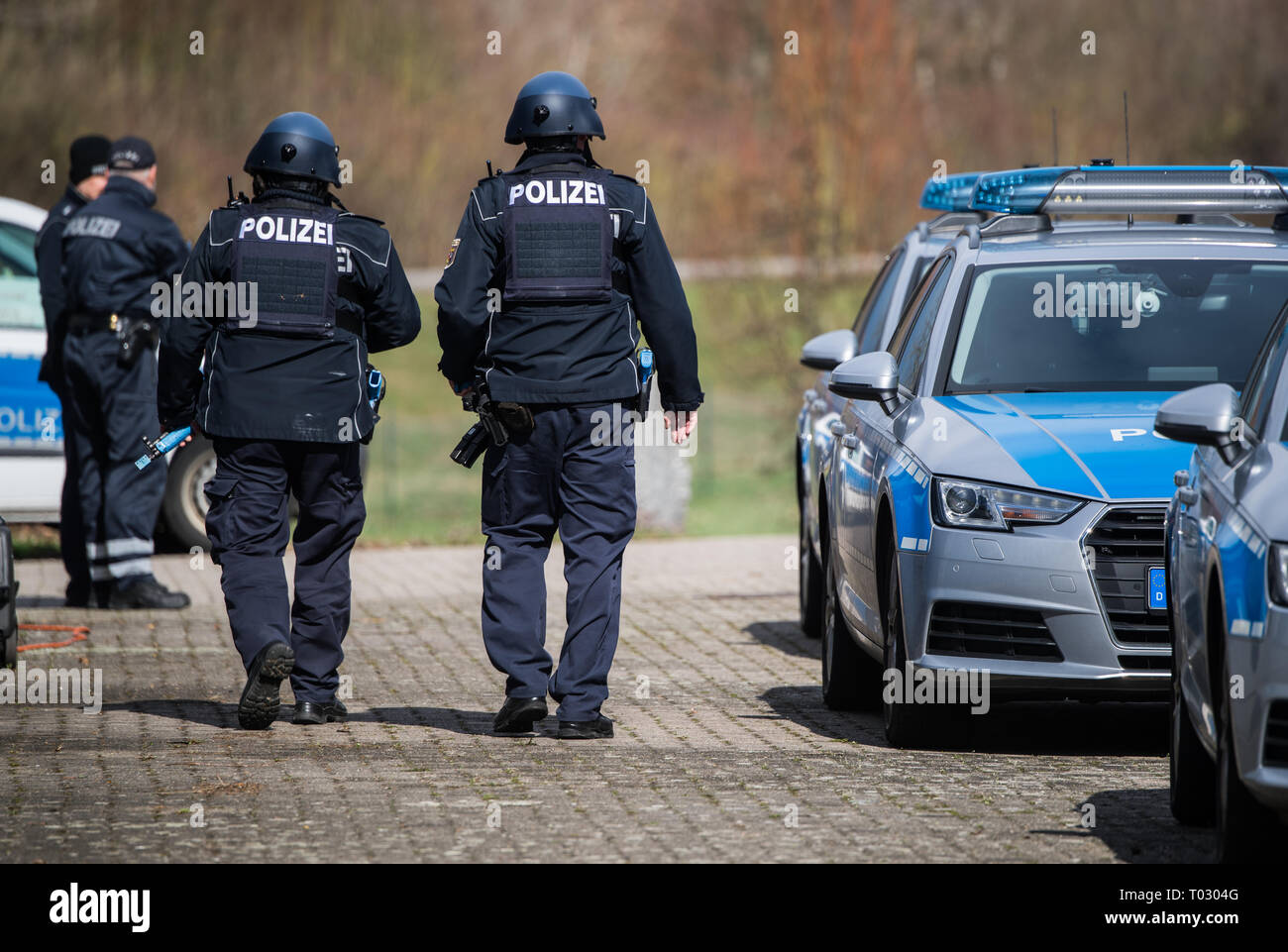 Speyer, Germany. 16th Mar, 2019. Police forces go to their vehicles during an exercise. The police headquarters Rheinpfalz, together with the fire brigade of the Rhein-Pfalz district and the rescue service Vorderpfalz, carry out an exercise to cope with a 'life-threatening situation'. Around 200 task forces are involved in this full exercise. Credit: Andreas Arnold/dpa/Alamy Live News Stock Photo