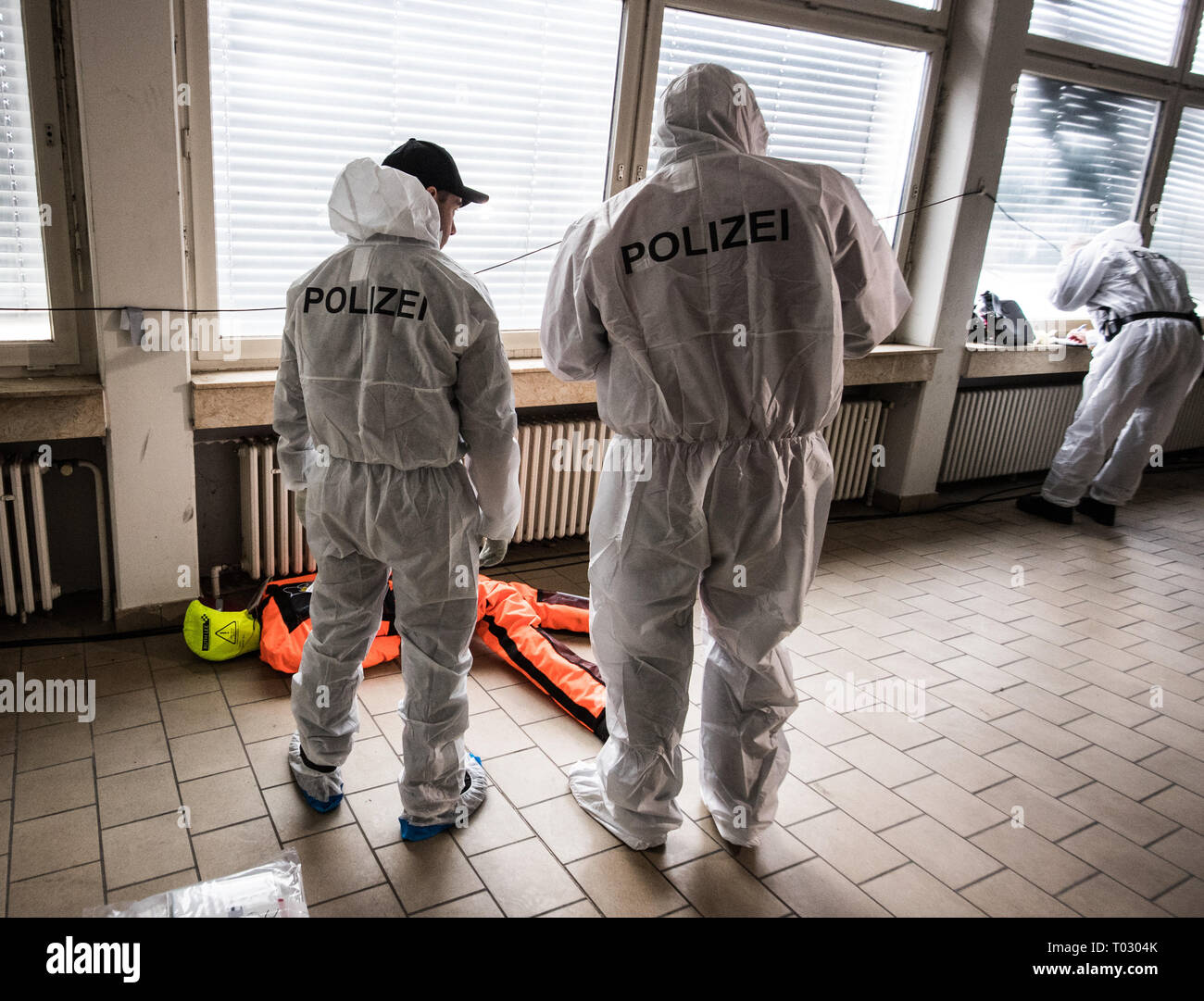 Speyer, Germany. 16th Mar, 2019. Forensics personnel do their job during an exercise. The police headquarters Rheinpfalz, together with the fire brigade of the Rhein-Pfalz district and the rescue service Vorderpfalz, carry out an exercise to cope with a 'life-threatening situation'. Around 200 task forces are involved in this full exercise. Credit: Andreas Arnold/dpa/Alamy Live News Stock Photo