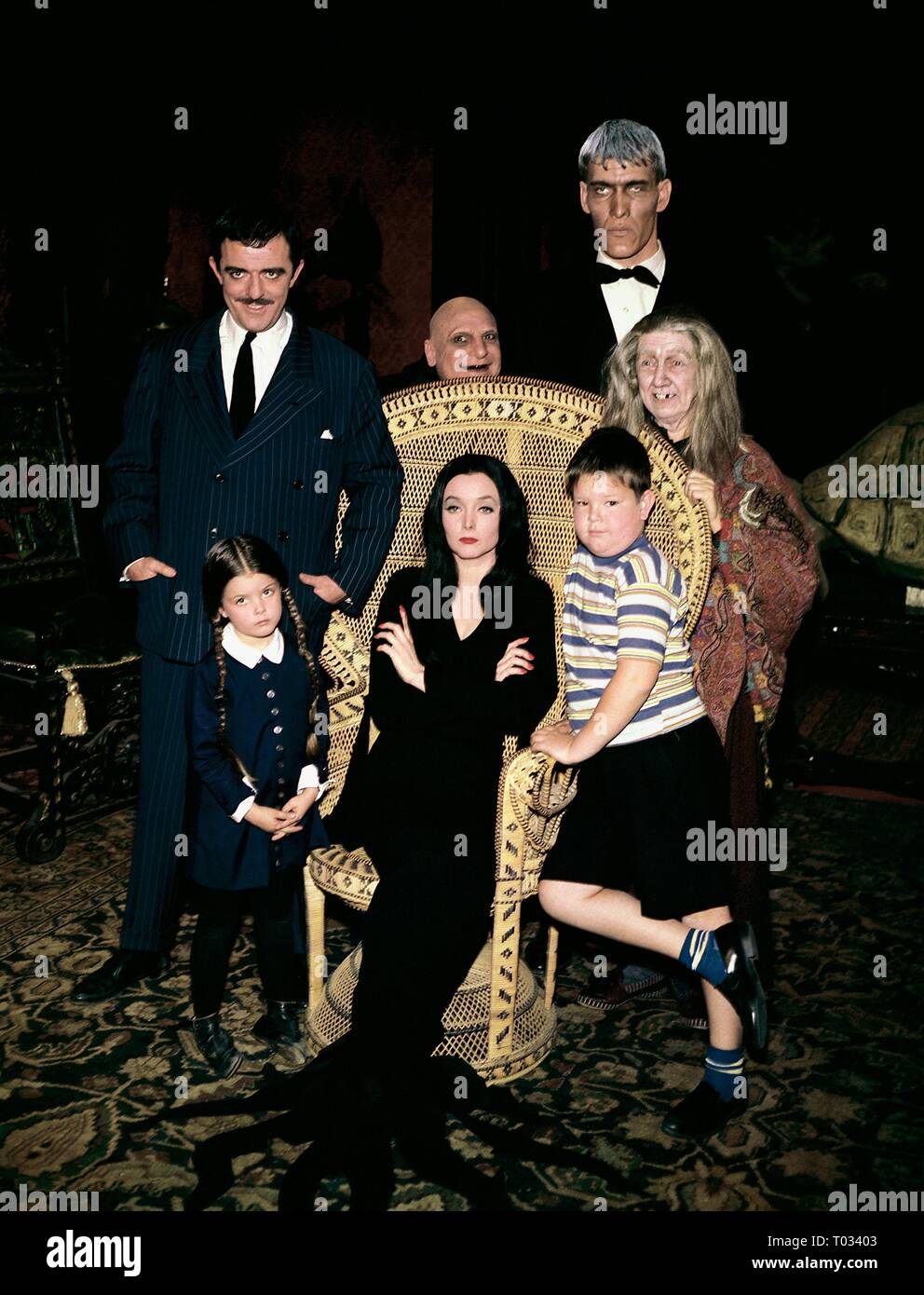 THE ADDAMS FAMILY, JOHN ASTIN, JACKIE COOGAN, TED CASSIDY, MARIE BLAKE, LISA LORING, CAROLYN JONES , KEN WEATHERWAX, 1964 Stock Photo