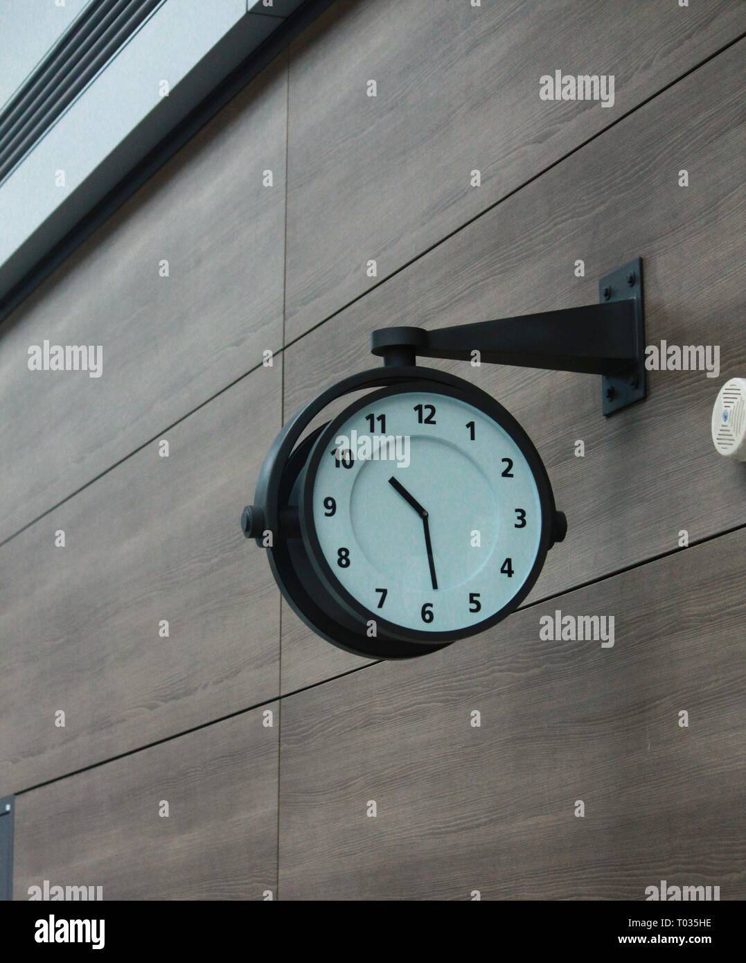 Wall mounted vintage clock hi-res stock photography and images - Alamy