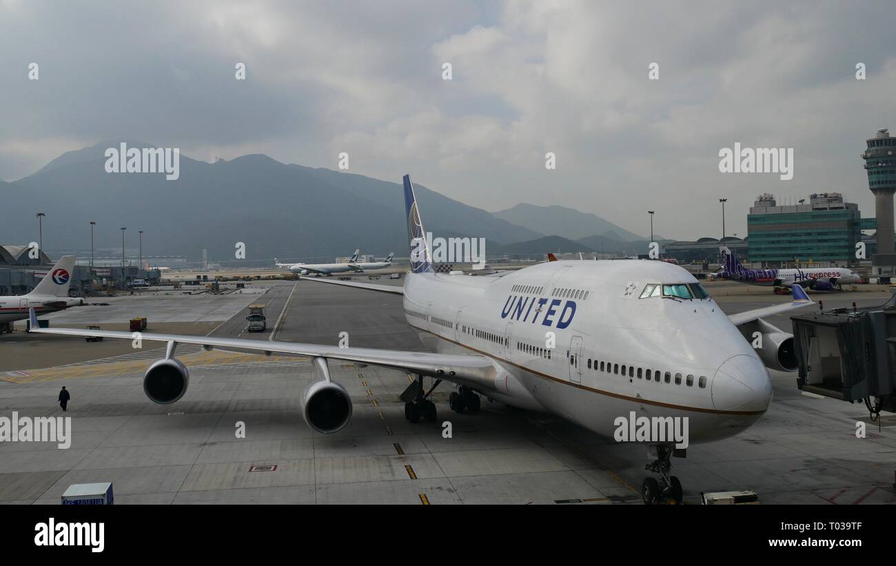 HONG KONG, HONG KONG—DECEMBER 2016: A United Airlines aircraft getting ...