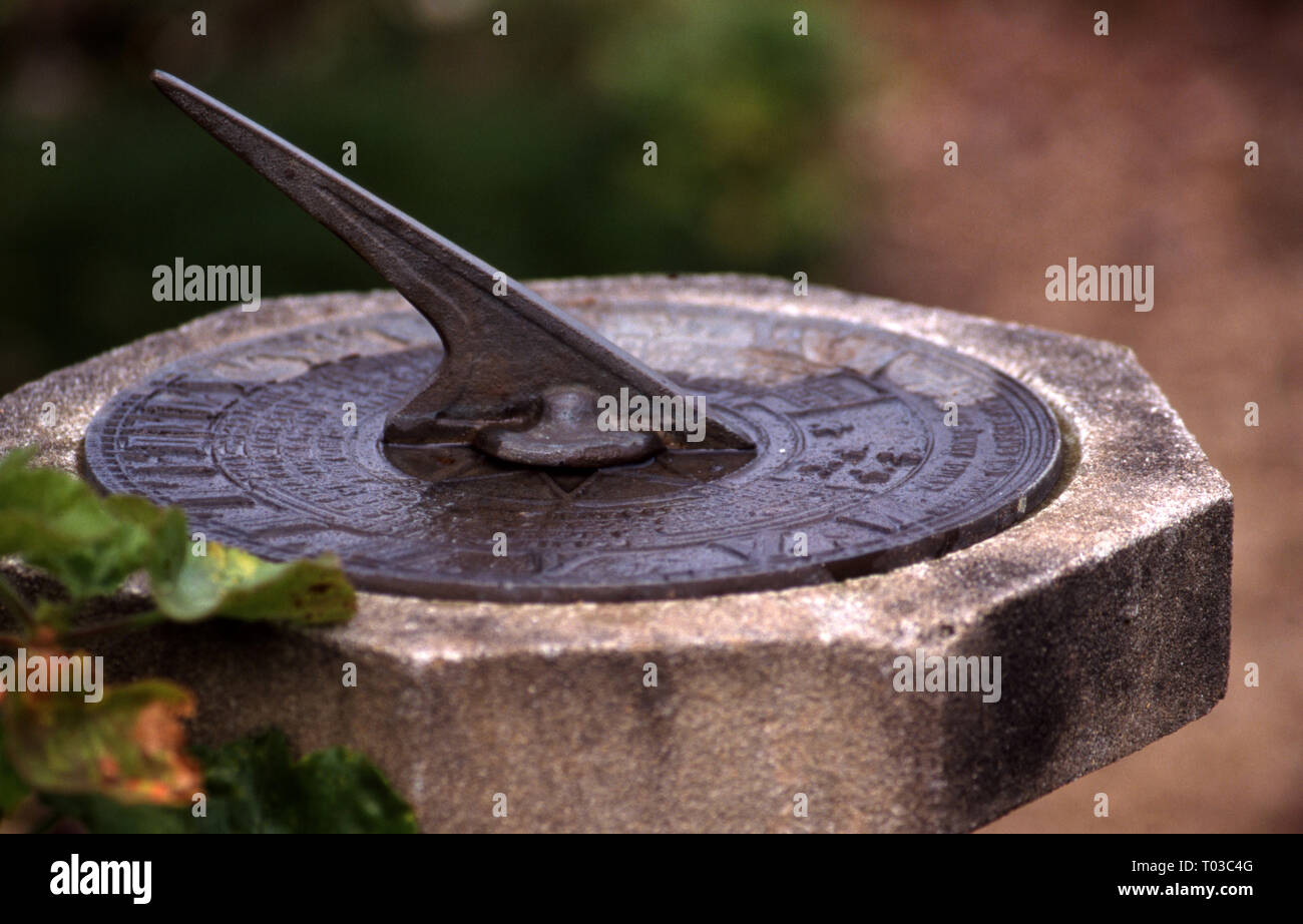 Garden Sundial Stock Photos & Garden Sundial Stock Images - Alamy