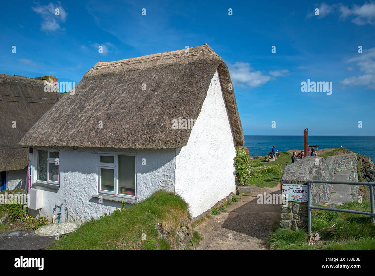 Thatched cottage overlooking the sea in the pretty fishing village of Cadgwith West Cornwall UK Europe Stock Photo