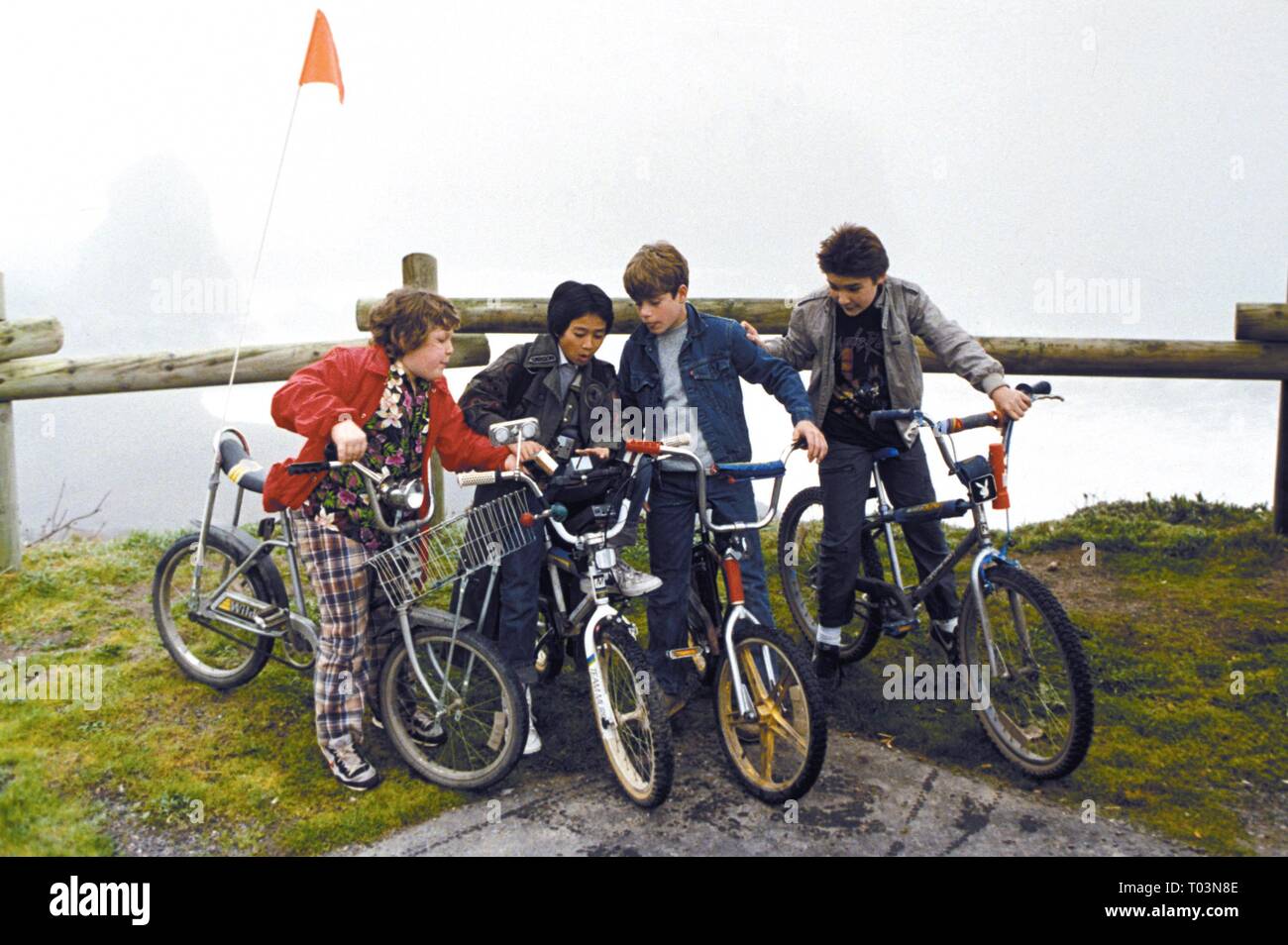 JEFF COHEN, JONATHAN KE QUAN, SEAN ASTIN, COREY FELDMAN, THE GOONIES, 1985 Stock Photo