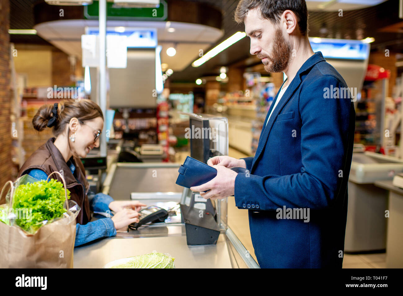 Работники магазина. Женщина в супермаркете. Стоит ли идти продавцом. Мужчина на кассе в магазине. Список покупателей.