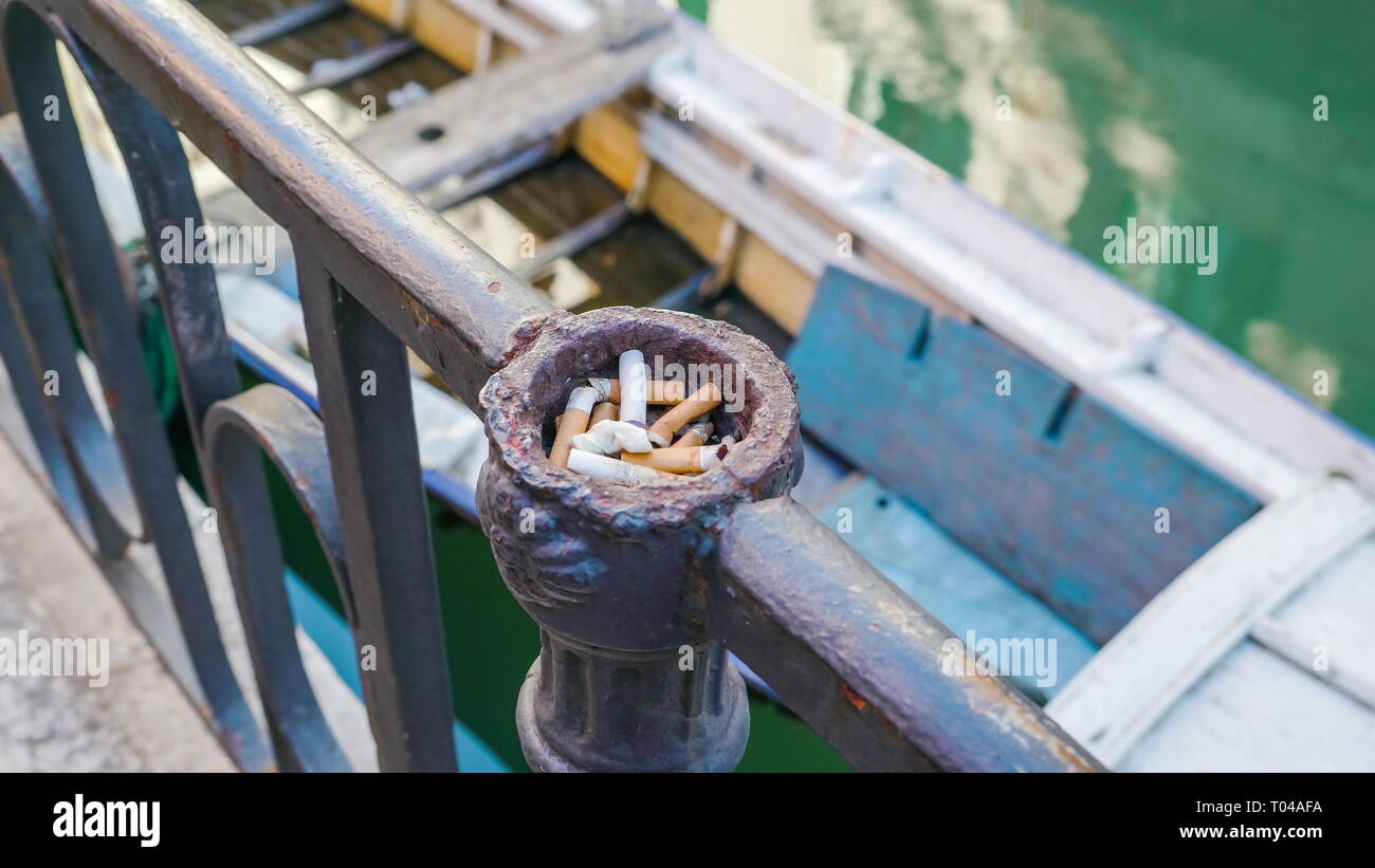 cigarette holder italy Italian cigarette holder hi-res stock photography and images