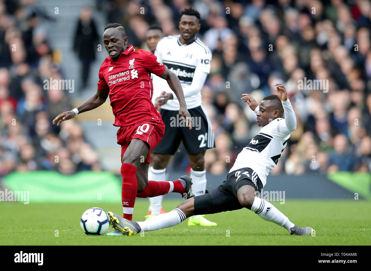 Liverpool's Sadio Mane (left) and Fulham's Jean Michael Seri battle for the  ball during the Premier League match at Craven Cottage, London Stock Photo  - Alamy