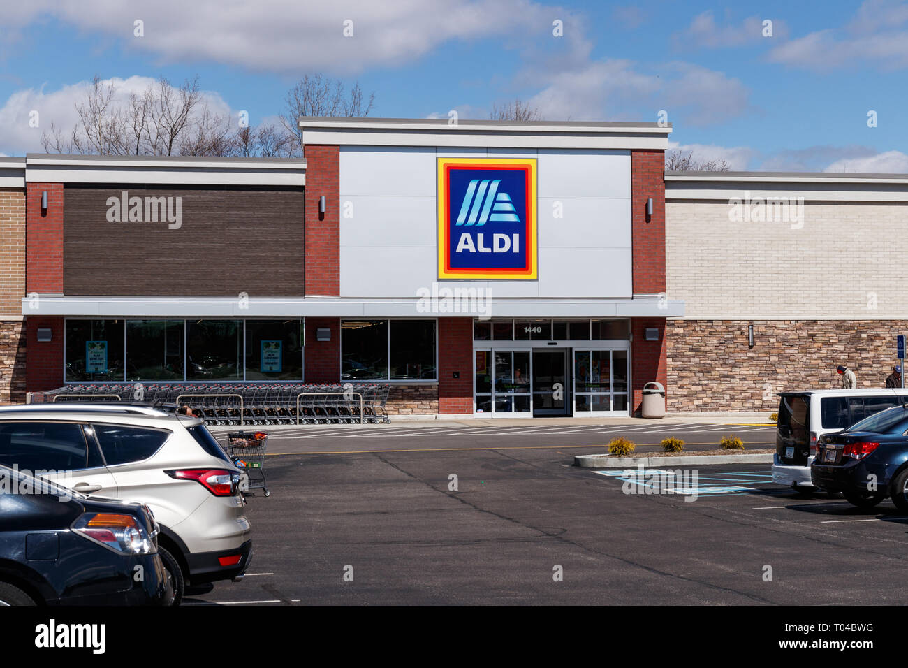 Indianapolis - Circa March 2019: Aldi Discount Supermarket. Aldi sells a range of grocery items, including produce, meat & dairy, at discount prices I Stock Photo