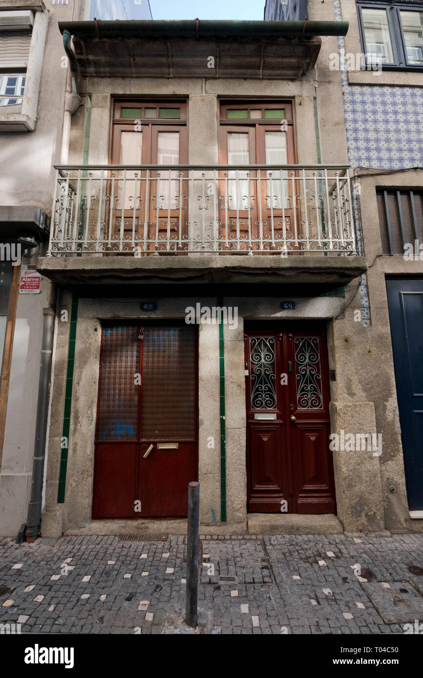 Small house in Porto (Portugal Stock Photo Alamy