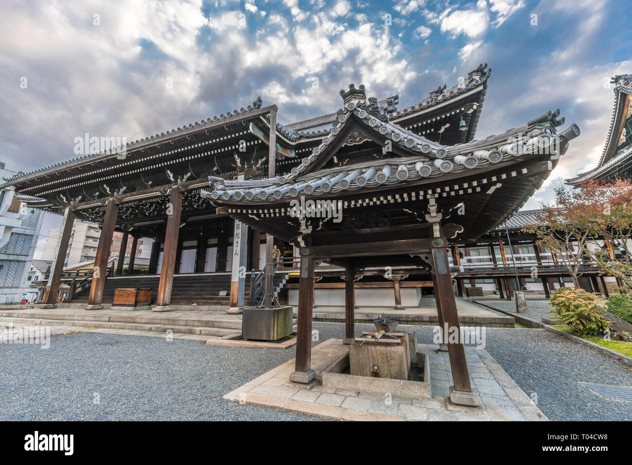 https://c8.alamy.com/comp/T04CW8/kyoto-japan-november-11-2017-chozuya-or-temizuya-water-ablution-pavilion-and-goei-do-hall-of-kosho-ji-temple-jodo-shinshu-sect-buddhism-temple-T04CW8.jpg