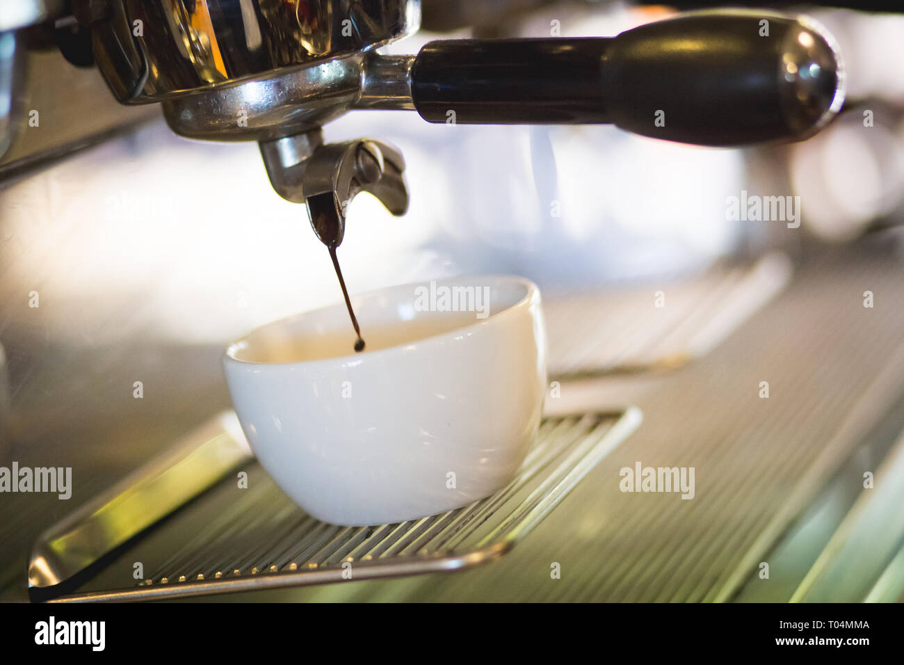 https://c8.alamy.com/comp/T04MMA/coffee-machine-dripping-in-to-coffee-cup-T04MMA.jpg