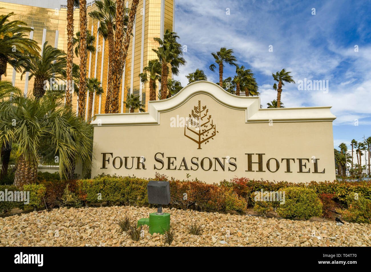 Four seasons hotel sign hi-res stock photography and images - Alamy