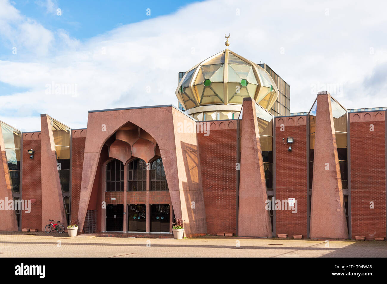 Glasgow Central Mosque, Gorbals, Glasgow, UK. The mosque, situated next to the River Clyde, and is the central mosque for Muslims of Islamic and Sunni Stock Photo