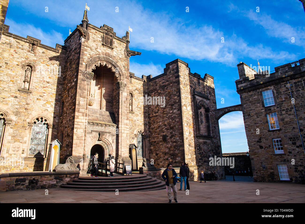 Wolking for the street o Edimburgo - The Castle Stock Photo